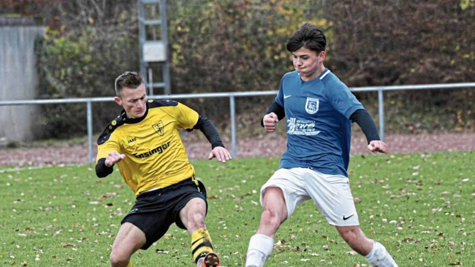Stadtderby in Ensingen: Granit Isafi (links) und sein VfB-Gegenspieler Jonas Köppel kämpfen um den Ball. Am Ende steht ein 2:2-Unentschieden. Foto: Leitner
