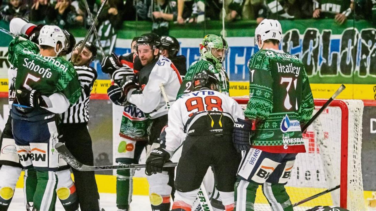 Hoch her ging es vor dem Steelers-Tor, nachdem Markus Gleich (rechts) von Lanny Gare (Mitte) niedergestreckt worden war. Foto: Simecek Hoch her ging es vor dem Steelers-Tor, nachdem Markus Gleich (rechts) von Lanny Gare (Mitte) niedergestreckt worden war. Foto: Simecek