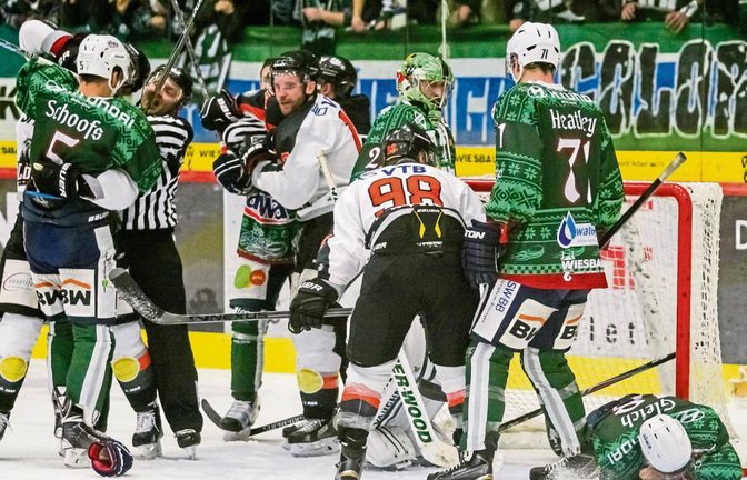 Hoch her ging es vor dem Steelers-Tor, nachdem Markus Gleich (rechts) von Lanny Gare (Mitte) niedergestreckt worden war. Foto: Simecek