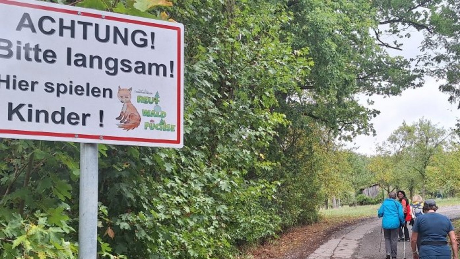 Der Weg führt am Kindergarten der Reutwaldfüchse vorbei.