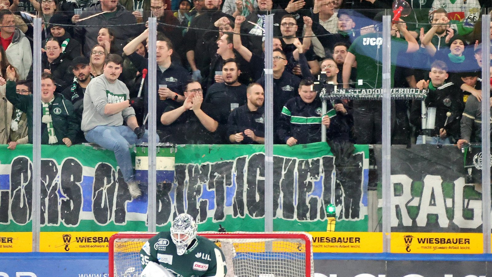 Steelers-Keeper Olafr Schmidt hat gegen Rosenheim starke Paraden gezeigt – sehr zur Freude der Fans in der Enztal-Kurve. Foto: Baumann Steelers-Keeper Olafr Schmidt hat gegen Rosenheim starke Paraden gezeigt – sehr zur Freude der Fans in der Enztal-Kurve. Foto: Baumann
