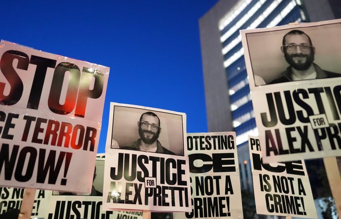 Demonstranten versammeln sich in Minneapolis zu einer Kundgebung gegen die Einwanderungsbehörde ICE und halten Schilder mit Fotos des von Einsatzkräften getöteten Alex Pretti in den Händen.  <span class='image-autor'>Foto: dpa</span>
