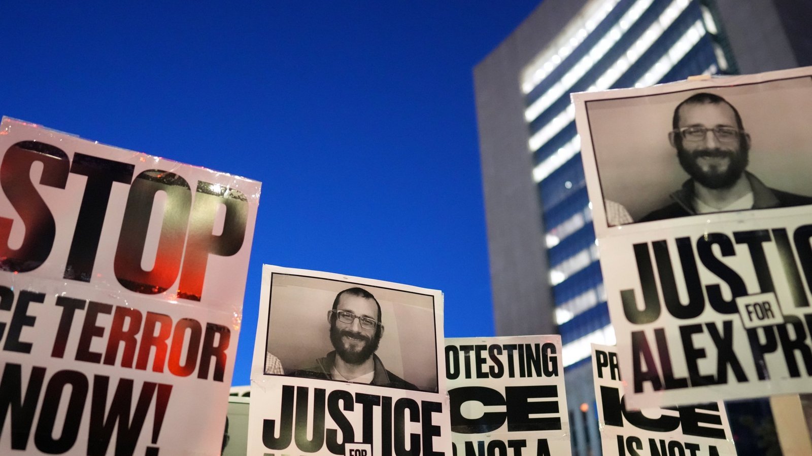 Demonstranten versammeln sich in Minneapolis zu einer Kundgebung gegen die Einwanderungsbehörde ICE und halten Schilder mit Fotos des von Einsatzkräften getöteten Alex Pretti in den Händen.  Foto: dpa