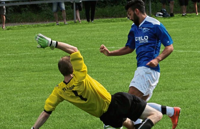 Aurichs Kerim Gür (rechts) legt den Ball an Enzweihingens Torwart Benjamin Kern zum zwischenzeitlichen 3:0 vorbei. Foto: Nachreiner