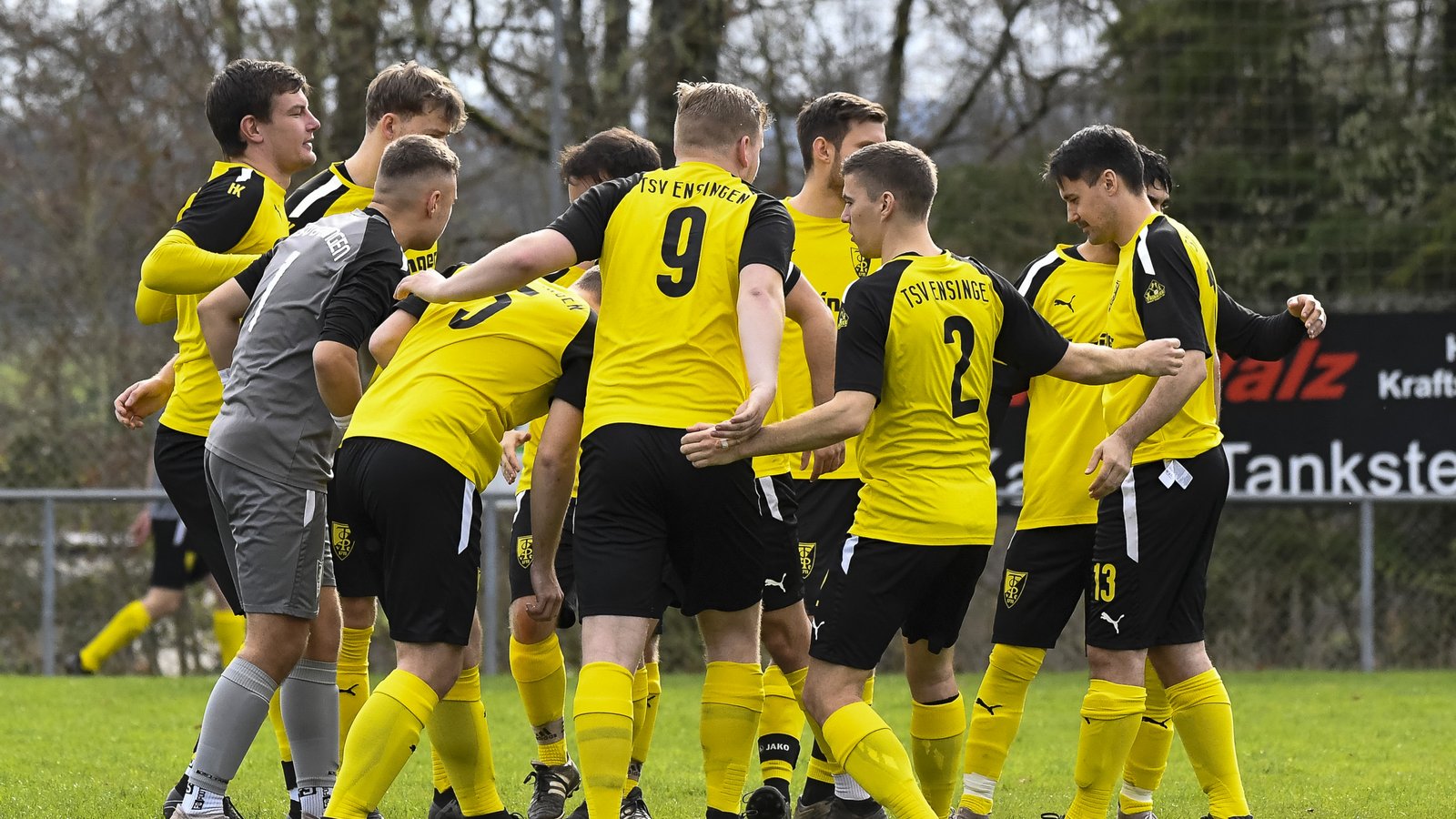Schwören sich ein auf das Pokalduell gegen den SV Germania Bietigheim: Die Fußballer des TSV Ensingen. Foto: Leitner Schwören sich ein auf das Pokalduell gegen den SV Germania Bietigheim: Die Fußballer des TSV Ensingen. Foto: Leitner