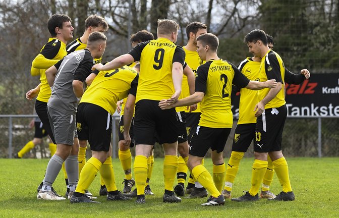 Schwören sich ein auf das Pokalduell gegen den SV Germania Bietigheim: Die Fußballer des TSV Ensingen. <span class='image-autor'>Foto: Leitner</span>