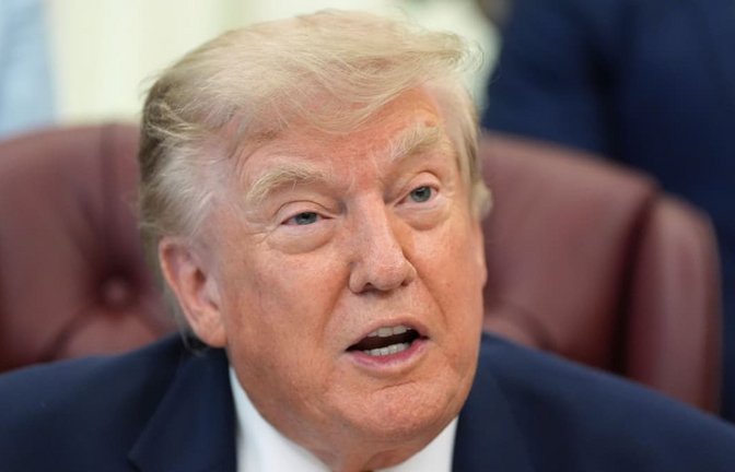 US-Präsident Donald Trump spricht im Oval Office des Weißen Hauses während eines Treffens zum Thema Militärfamilien. (Archivbild)<span class='image-autor'>Alex Brandon/AP/dpa</span>