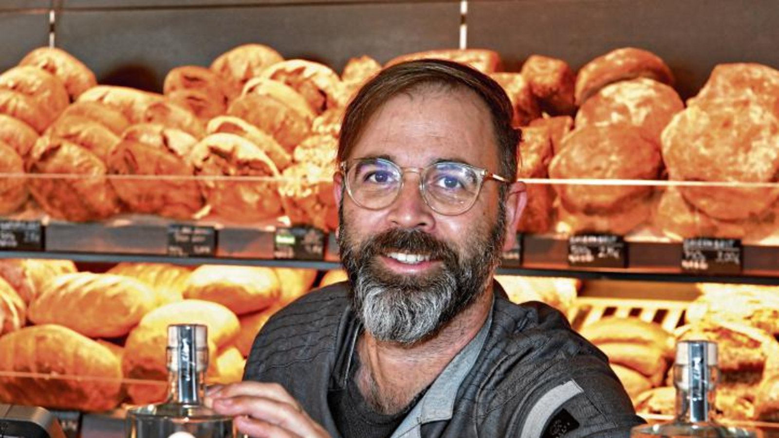 Frank Clement mit seinem Brotbrand „Basera“.  Foto: Kalb