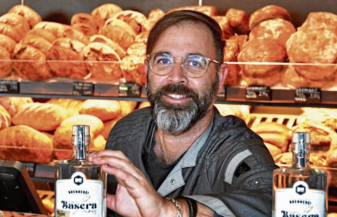 Frank Clement mit seinem Brotbrand „Basera“.  Foto: Kalb