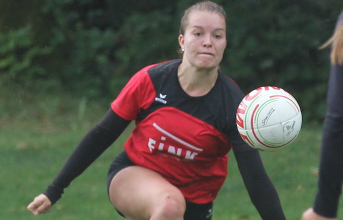 Nienke Maisch und die TVV-Faustballerinnen treffen in Waibstadt auf den vielleicht einzigen Konkurrenten um den Titel in der 2. Bundesliga West, den TV Käfertal. <span class='image-autor'>Foto: Nachreiner</span>
