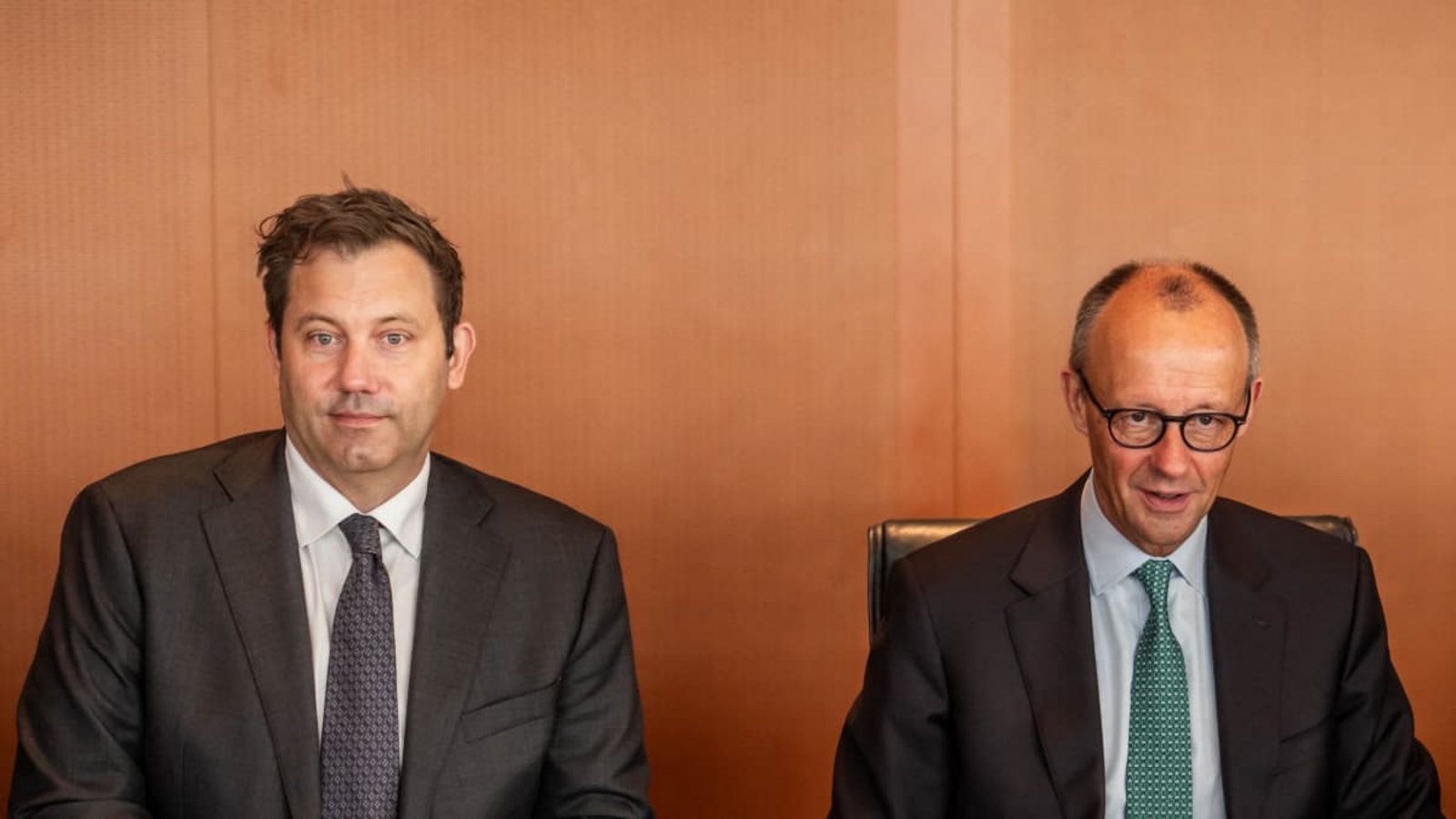 Stromsteuer senken oder Stromsteuer lassen? Das ist hier die Frage. Bundeskanzler Friedrich Merz (CDU, r.) will die Verbraucher entlasten. Finanzminister Lars Klingbeil (SPD) lehnt das ab, weil kein Geld dafür da ist.Michael Kappeler/dpa Stromsteuer senken oder Stromsteuer lassen? Das ist hier die Frage. Bundeskanzler Friedrich Merz (CDU, r.) will die Verbraucher entlasten. Finanzminister Lars Klingbeil (SPD) lehnt das ab, weil kein Geld dafür da ist.Michael Kappeler/dpa