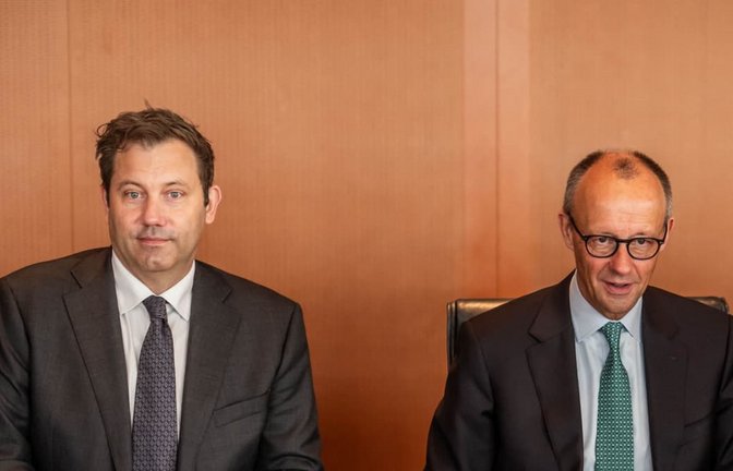 Stromsteuer senken oder Stromsteuer lassen? Das ist hier die Frage. Bundeskanzler Friedrich Merz (CDU, r.) will die Verbraucher entlasten. Finanzminister Lars Klingbeil (SPD) lehnt das ab, weil kein Geld dafür da ist.<span class='image-autor'>Michael Kappeler/dpa</span>