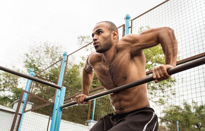 Eine ganz schöne Kraftanstrengung: Der Muscle Up.<span class='image-autor'>Foto: oOhyperblaster / shutterstock.com</span>