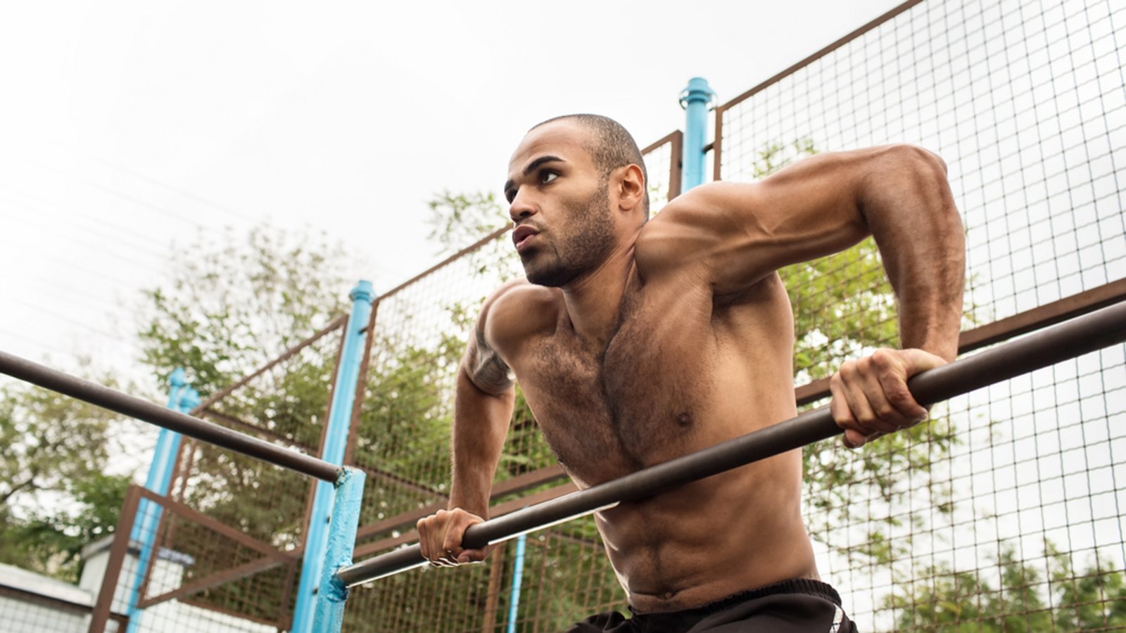 Eine ganz schöne Kraftanstrengung: Der Muscle Up.Foto: oOhyperblaster / shutterstock.com Eine ganz schöne Kraftanstrengung: Der Muscle Up.Foto: oOhyperblaster / shutterstock.com