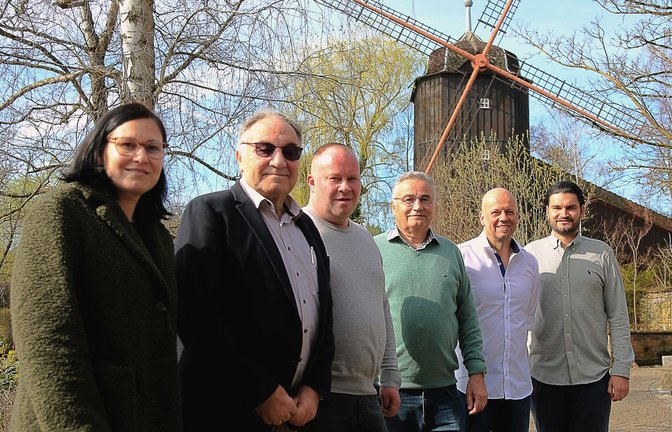 Gruppenbild mit Externem: Yvonne Hansmann, Helmut Fischer, Andreas Fischer, Roland Fischer,  Stefan Seipel und Benjamin Fischer vor der Altweibermühle.<span class='image-autor'>Foto: A/anti/Ralf Poller</span>