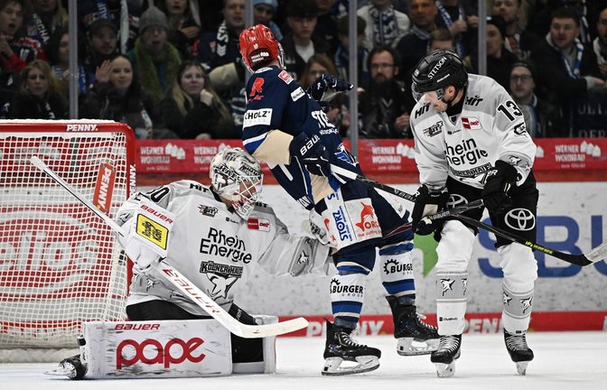 Unüberwindbar: Kölns Keeper Janne Juvonen (li.) bringt Schwenningen in Spiel eins des Viertelfinals zur Verzweiflung.<span class='image-autor'>Foto: IMAGO/Eibner</span>