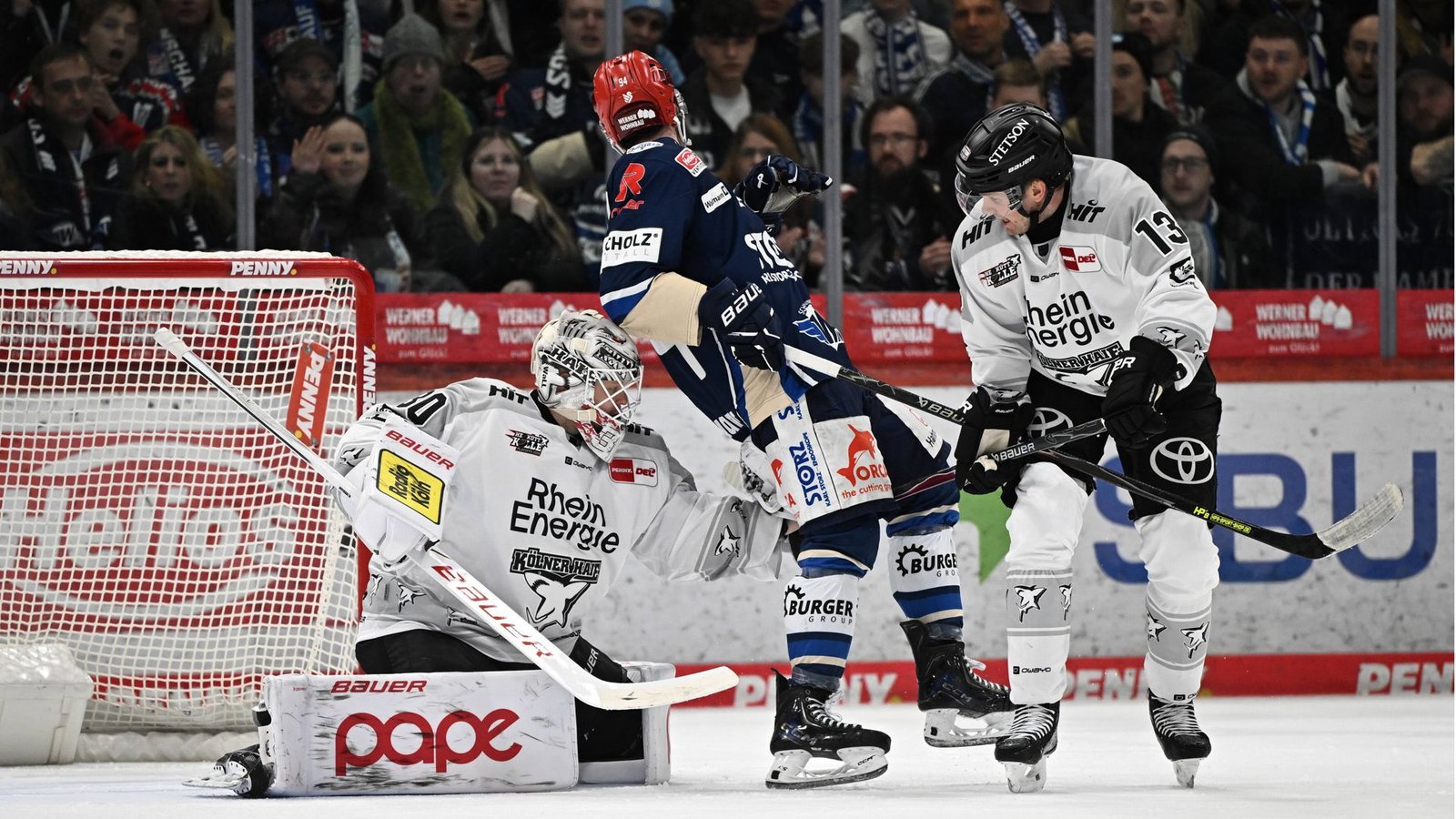 Unüberwindbar: Kölns Keeper Janne Juvonen (li.) bringt Schwenningen in Spiel eins des Viertelfinals zur Verzweiflung.Foto: IMAGO/Eibner Unüberwindbar: Kölns Keeper Janne Juvonen (li.) bringt Schwenningen in Spiel eins des Viertelfinals zur Verzweiflung.Foto: IMAGO/Eibner