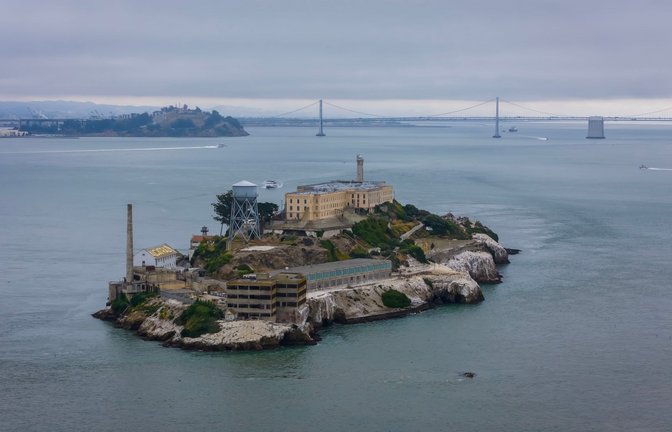 Alcatraz ist ein historisches Hochsicherheitsgefängnis auf einer kleinen Insel vor San Francisco. Es wurde 1910-12 erbaut und war von 1934 bis 1963 in Betrieb. Heute ist es eine wichtige Touristenattraktion.<span class='image-autor'>Foto: picture alliance/dpa/ASP via ZUMA Press Wire | Walter G. Arce Sr.</span>