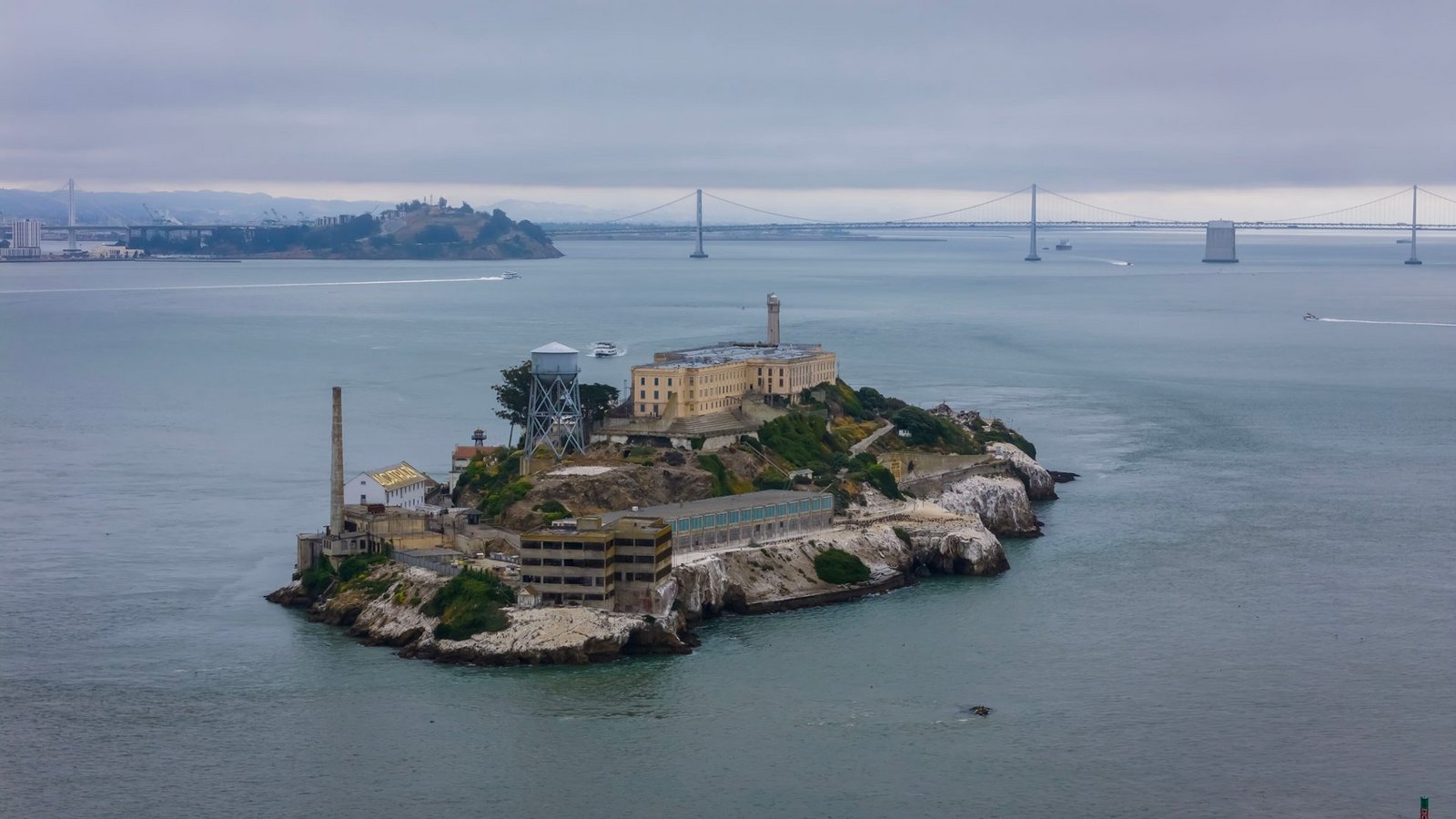 Alcatraz ist ein historisches Hochsicherheitsgefängnis auf einer kleinen Insel vor San Francisco. Es wurde 1910-12 erbaut und war von 1934 bis 1963 in Betrieb. Heute ist es eine wichtige Touristenattraktion.Foto: picture alliance/dpa/ASP via ZUMA Press Wire | Walter G. Arce Sr.