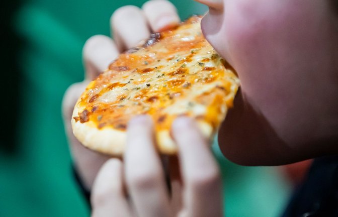 Es kommt auch auf die Menge an: Problematisch wird es, wenn die Tiefkühlpizza regelmäßig statt einem frisch gekochten Mittagessen auf den Tisch kommt. (Archivbild)<span class='image-autor'>Foto: Christoph Soeder/dpa</span>