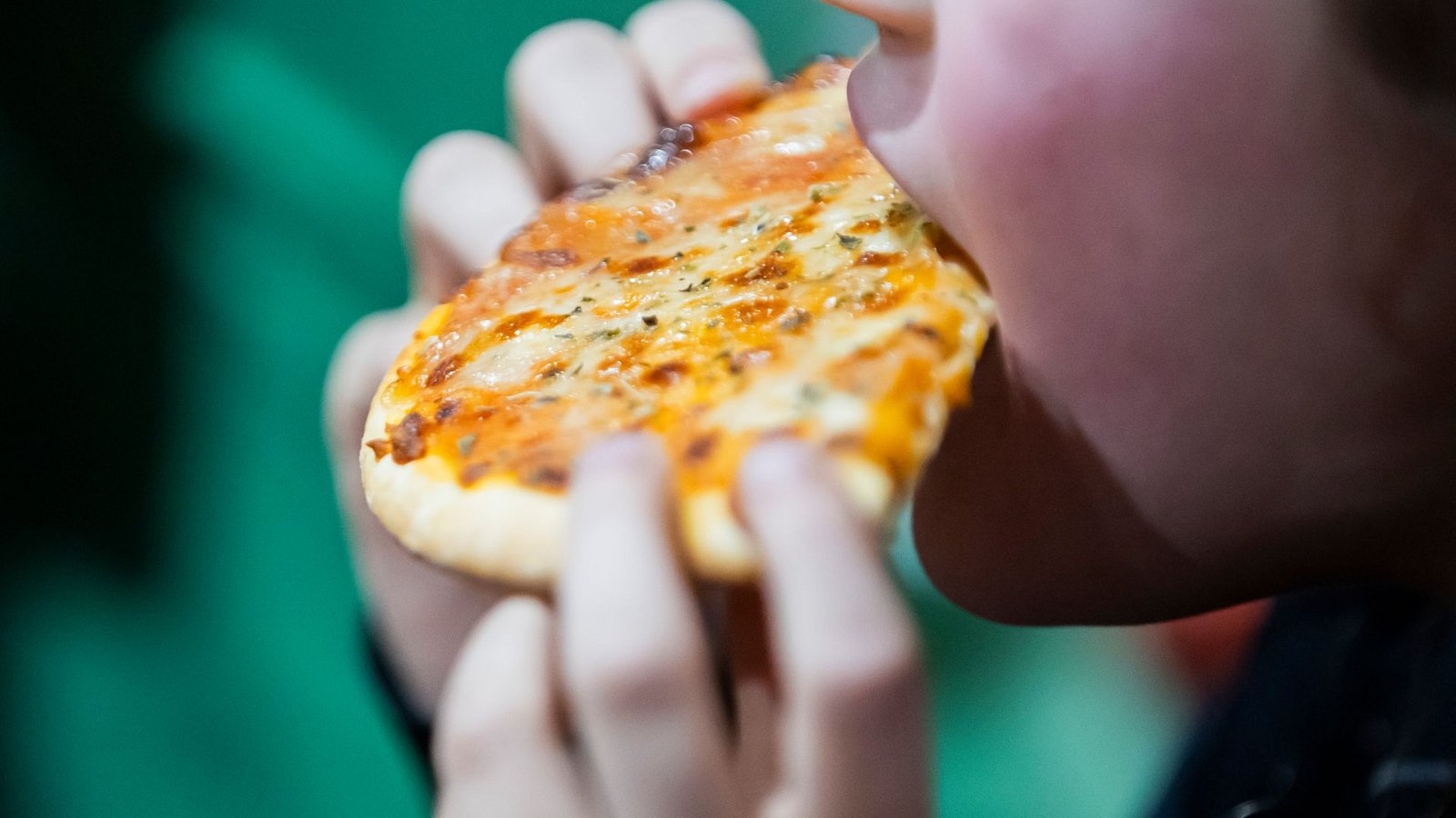 Es kommt auch auf die Menge an: Problematisch wird es, wenn die Tiefkühlpizza regelmäßig statt einem frisch gekochten Mittagessen auf den Tisch kommt. (Archivbild)Foto: Christoph Soeder/dpa