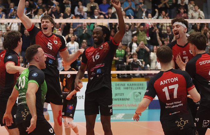 Die Ludwigsburger Volleyballer bejubeln den 3:1-Sieg gegen den VfB Friedrichshafen.<span class='image-autor'>Foto: Baumann/Hansjürgen Britsch</span>