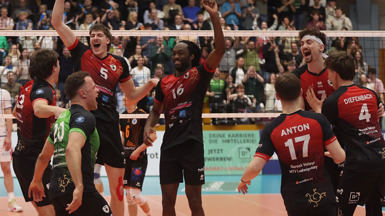 Die Ludwigsburger Volleyballer bejubeln den 3:1-Sieg gegen den VfB Friedrichshafen.Foto: Baumann/Hansjürgen Britsch Die Ludwigsburger Volleyballer bejubeln den 3:1-Sieg gegen den VfB Friedrichshafen.Foto: Baumann/Hansjürgen Britsch