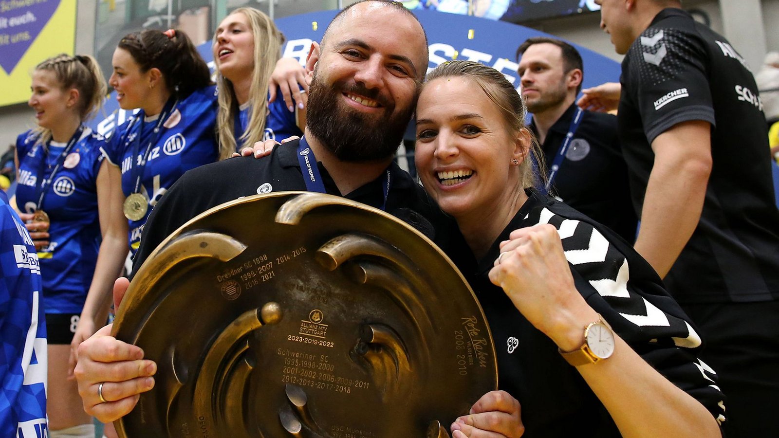 Der letzte große Titelgewinn von Allianz MTV Stuttgart: Im April 2024 feierten Trainer Konstantin Bitter und die damalige Sportchefin Kim Renkema gemeinsam mit der Meisterschale.Foto: Baumann Der letzte große Titelgewinn von Allianz MTV Stuttgart: Im April 2024 feierten Trainer Konstantin Bitter und die damalige Sportchefin Kim Renkema gemeinsam mit der Meisterschale.Foto: Baumann