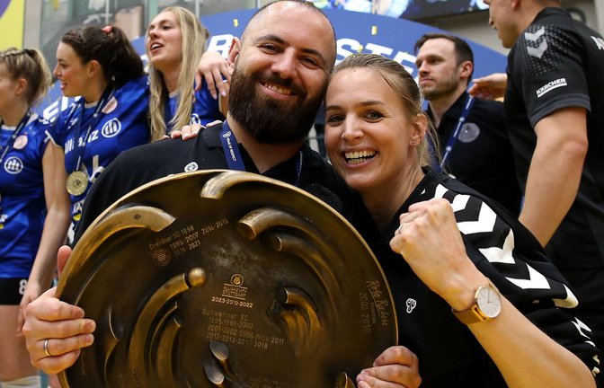 Der letzte große Titelgewinn von Allianz MTV Stuttgart: Im April 2024 feierten Trainer Konstantin Bitter und die damalige Sportchefin Kim Renkema gemeinsam mit der Meisterschale.<span class='image-autor'>Foto: Baumann</span>
