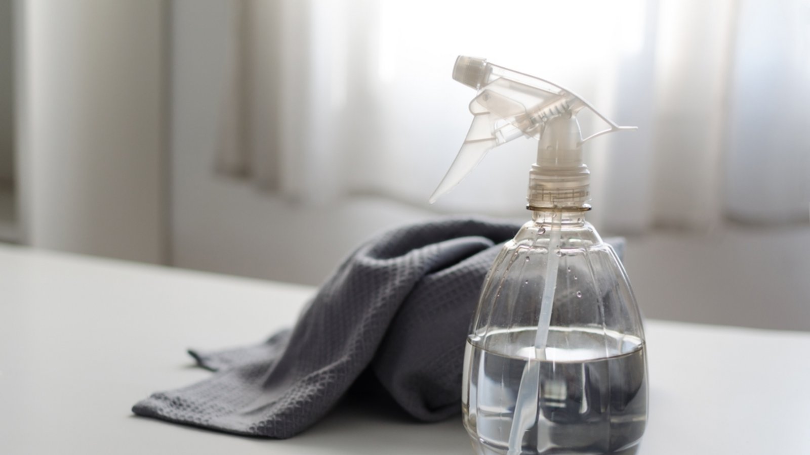 Essig ist ein hilfreicher Allzweckreiniger für den Haushalt. Erfahren Sie, welche Materialien Sie nicht mit Essig reinigen sollten.Foto: Ana Portal / Shutterstock.com Essig ist ein hilfreicher Allzweckreiniger für den Haushalt. Erfahren Sie, welche Materialien Sie nicht mit Essig reinigen sollten.Foto: Ana Portal / Shutterstock.com