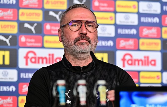 Abstiegskampf macht offenbar schlechte Laune: Tim Walter bei der Pressekonferenz vor dem Duell gegen Düsseldorf.<span class='image-autor'>Foto: IMAGO/Ole Jacobsen</span>