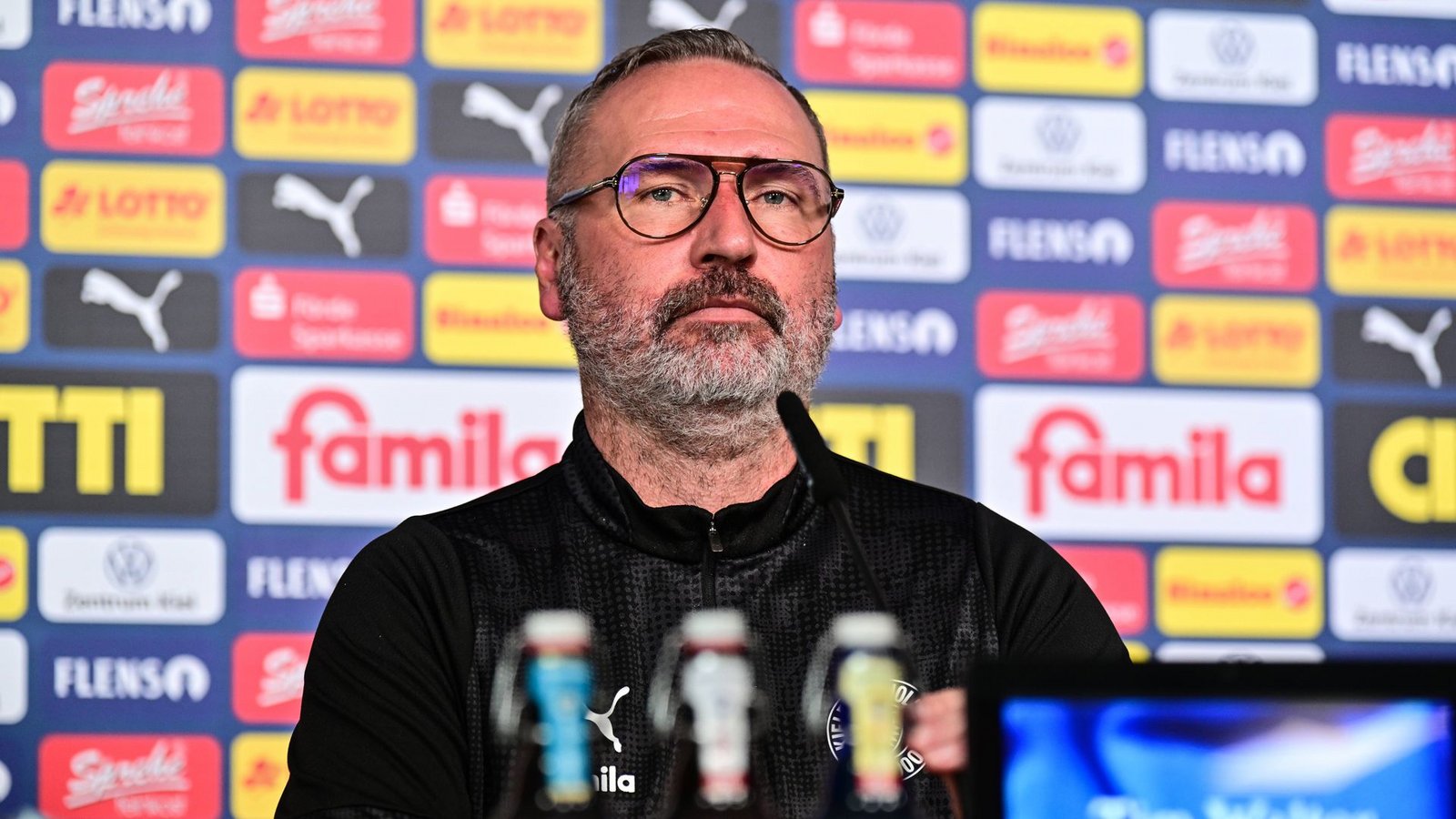 Abstiegskampf macht offenbar schlechte Laune: Tim Walter bei der Pressekonferenz vor dem Duell gegen Düsseldorf.Foto: IMAGO/Ole Jacobsen