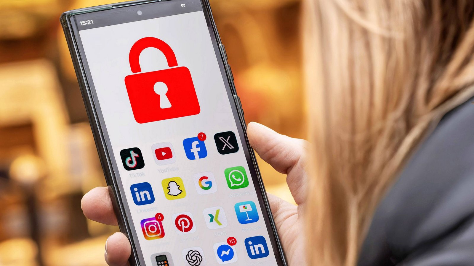 Die Bundesschülerkonferenz sieht ein mögliches Social-Media-Verbot für Kinder und Jugendliche kritisch (Symbolfoto).Foto: IMAGO/Wolfgang Maria Weber/IMAGO/Wolfgang Maria Weber Die Bundesschülerkonferenz sieht ein mögliches Social-Media-Verbot für Kinder und Jugendliche kritisch (Symbolfoto).Foto: IMAGO/Wolfgang Maria Weber/IMAGO/Wolfgang Maria Weber