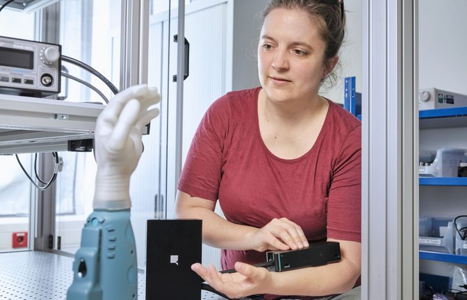 Ein Sensor erfasst die Nervensignale, mit denen die Handprothese gesteuert wird.<span class='image-autor'>Foto: Q.ant</span>