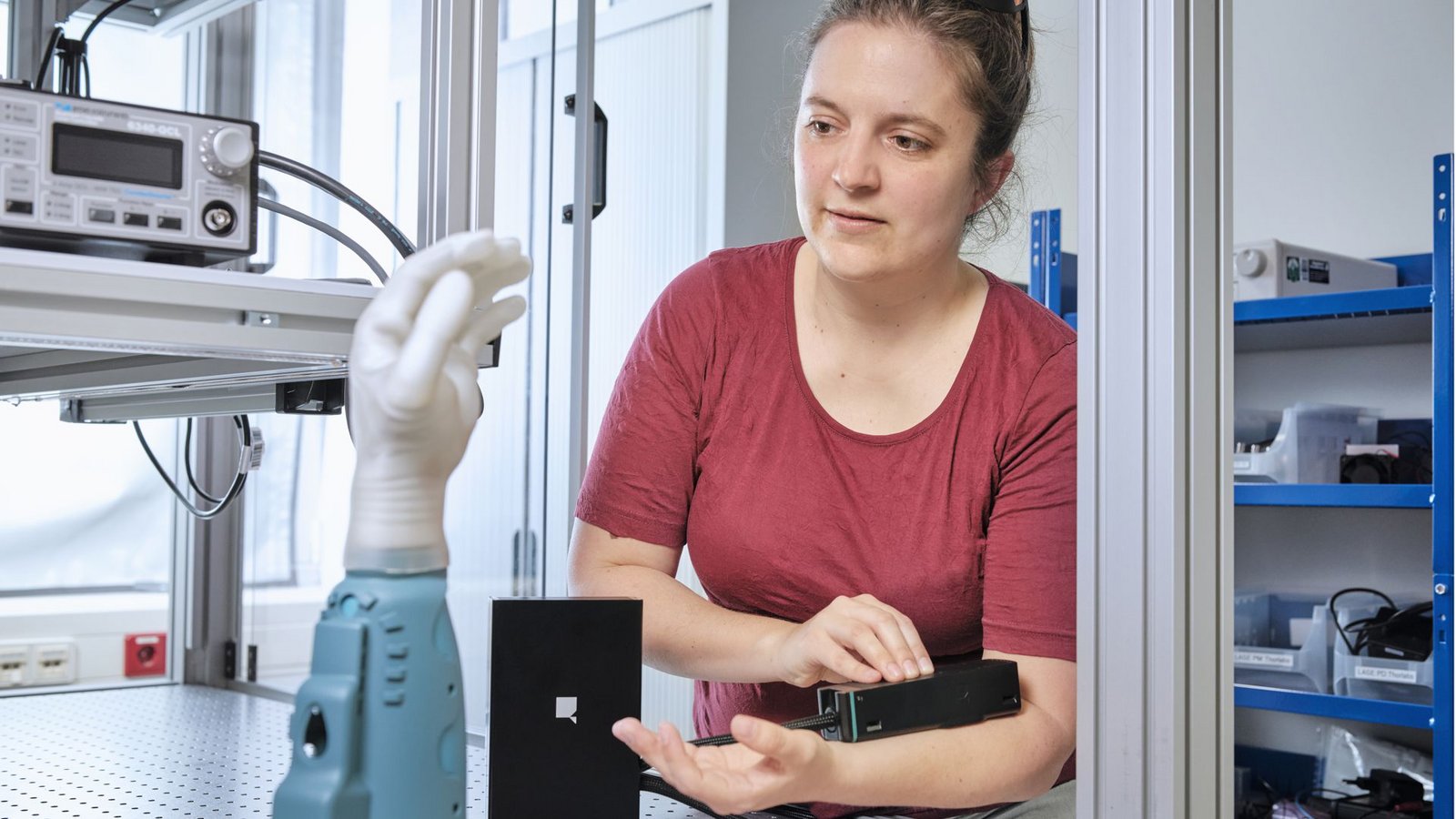 Ein Sensor erfasst die Nervensignale, mit denen die Handprothese gesteuert wird.Foto: Q.ant