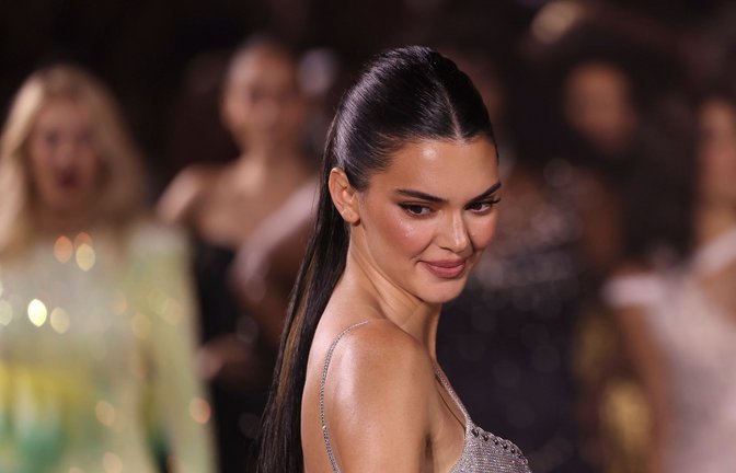 Kendall Jenner trägt eine Kreation von L'Oreal auf der Paris Fashion Week. Aktuell sieht sich das Model in einem emotionalen Tief (Archivbild).<span class='image-autor'>Foto: Vianney Le Caer/Invision/AP/dpa</span>