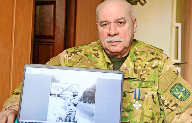 Der Veteran Andriy Kulish zeigt ein altes Bild von sich.<span class='image-autor'>Foto: Mayer</span>