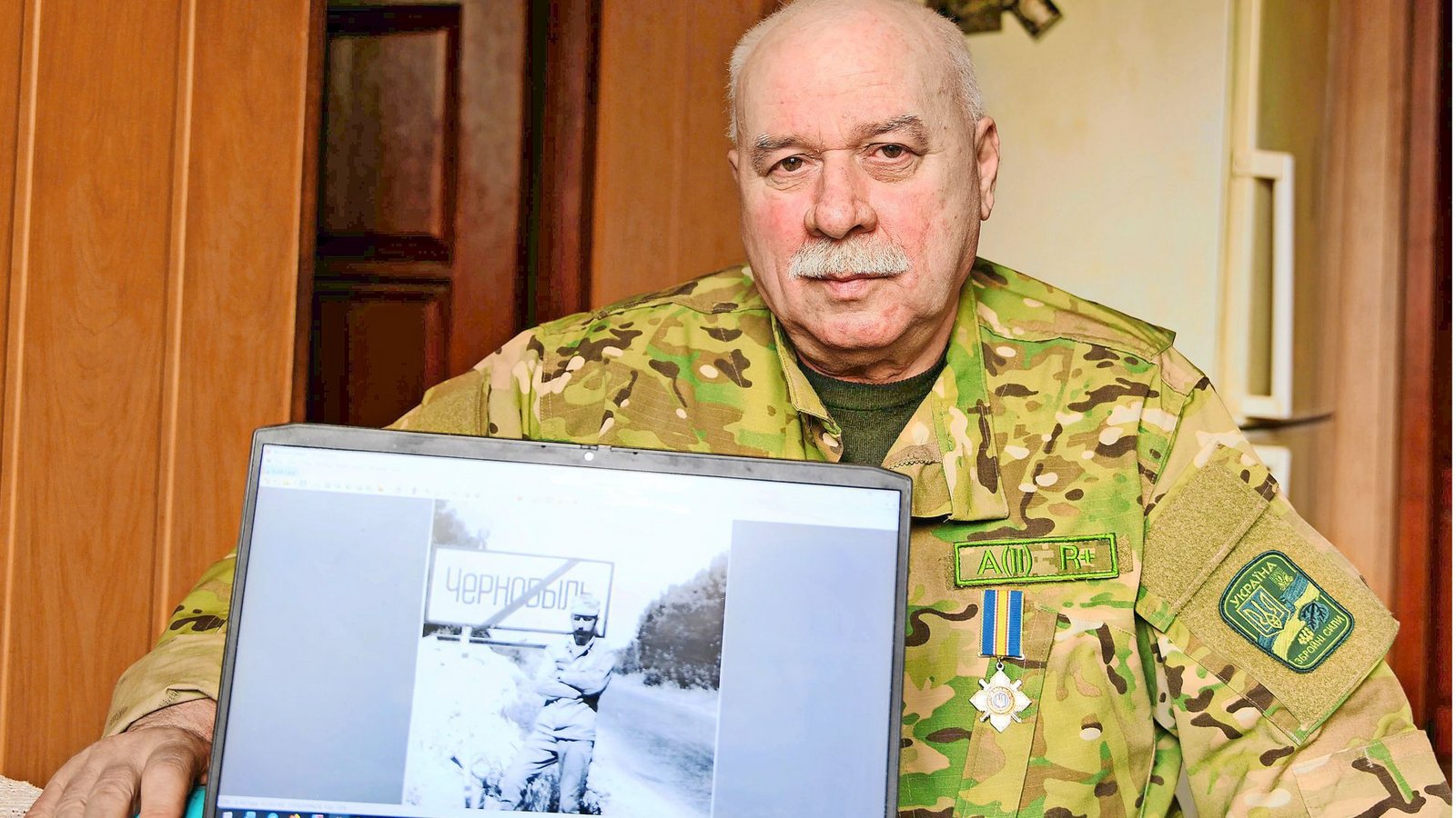 Der Veteran Andriy Kulish zeigt ein altes Bild von sich.Foto: Mayer Der Veteran Andriy Kulish zeigt ein altes Bild von sich.Foto: Mayer