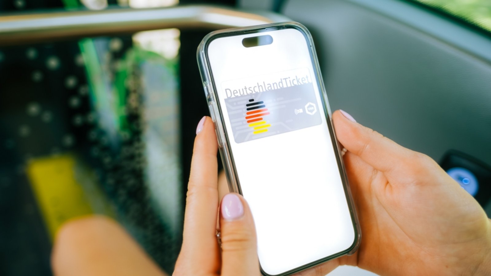 Kann man das Ticket einfach übertragen?Foto: nikkimeel / shutterstock.com Kann man das Ticket einfach übertragen?Foto: nikkimeel / shutterstock.com