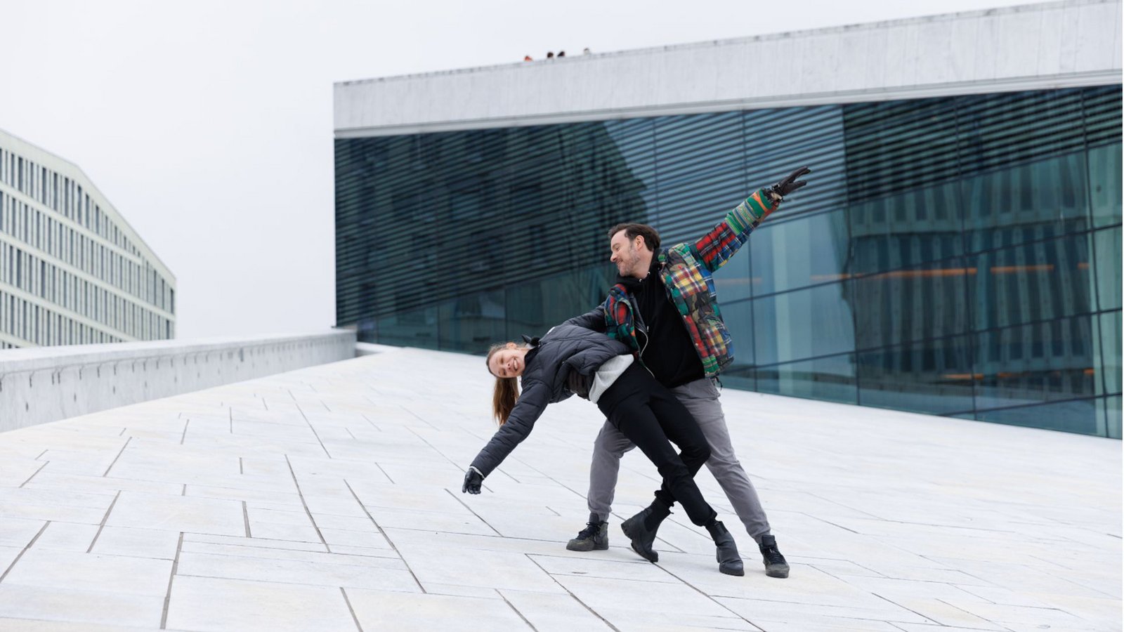 Eric Gauthier tanzt mit Jolanda Correa vor dem Opernhaus in Oslo.Foto: Jeanette Bak