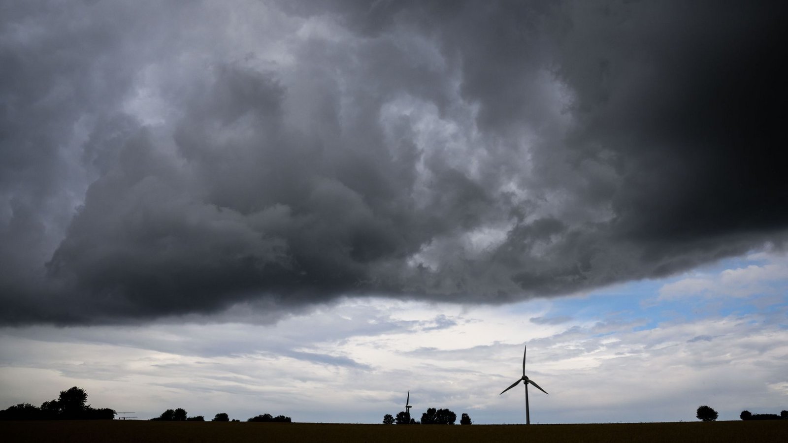 Der Montag wird ungemütlich in weiten Teilen Deutschlands.Foto: Julian Stratenschulte/dpa/Julian Stratenschulte