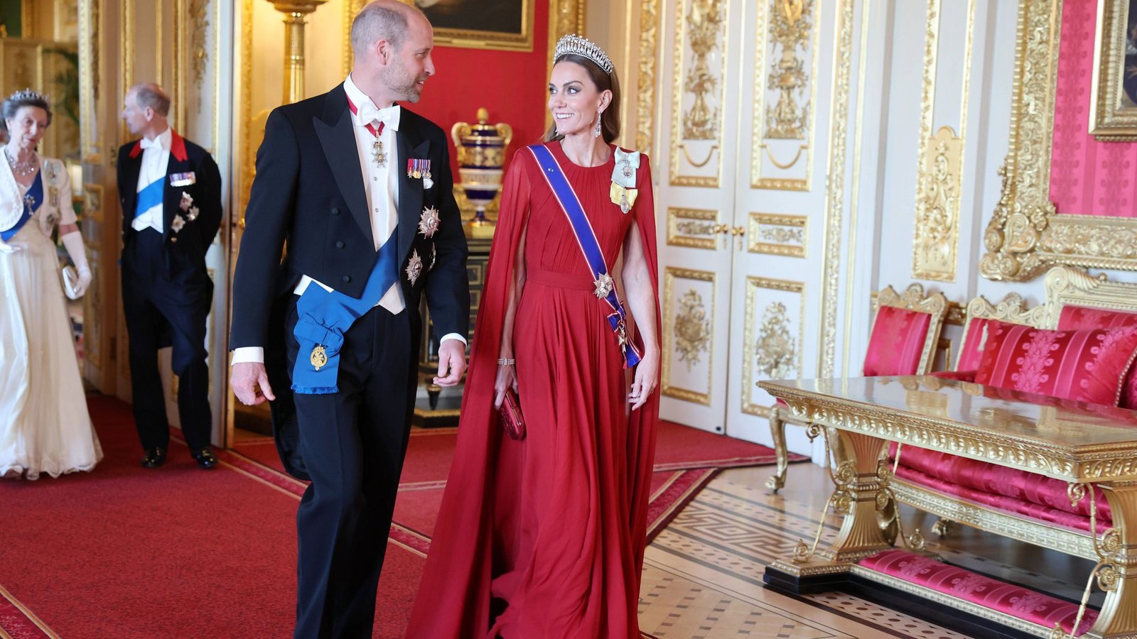 Juli: Am Abend, beim Staatsdiner für den französischen Präsidenten und seine Frau auf Schloss Windsor, wählt Prinzessin Kate ein weiteres ikonisches Label der „Grande Nation“ – das karmesinrote Seidenkleid mit Cape kommt von Givenchy, wo die Britin Sarah Burton inzwischen als Chefdesignerin wirkt.Foto: IMAGO/Spotlight Royal