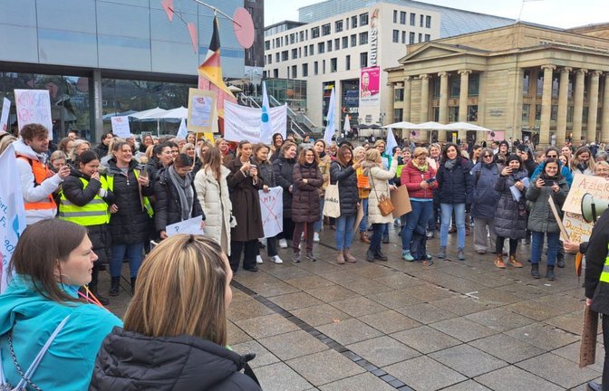Mehr als 150 Arzthelferinnen und Arzthelfer treten auf dem Stuttgarter Schlossplatz offensiv für höhere Einkommen ein.<span class='image-autor'>Foto: VmF</span>