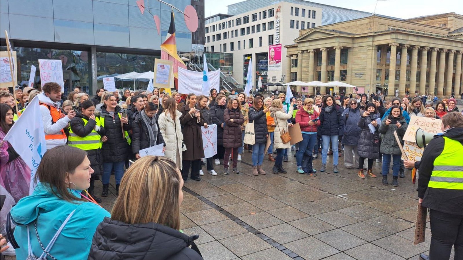 Mehr als 150 Arzthelferinnen und Arzthelfer treten auf dem Stuttgarter Schlossplatz offensiv für höhere Einkommen ein.Foto: VmF Mehr als 150 Arzthelferinnen und Arzthelfer treten auf dem Stuttgarter Schlossplatz offensiv für höhere Einkommen ein.Foto: VmF