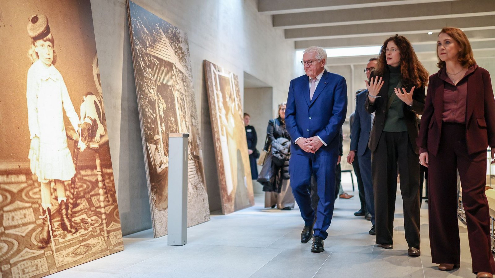 Hoher Besuch im Literaturmuseum der Moderne: Bundespräsident Frank-Walter Steinmeier mit der Leiterin des Deutschen Literaturarchivs, Sandra Richter, und der baden-württembergischen Kunst- und Wissenschaftsministerin Petra Olschowski (rechts)Foto: Christoph Schmidt