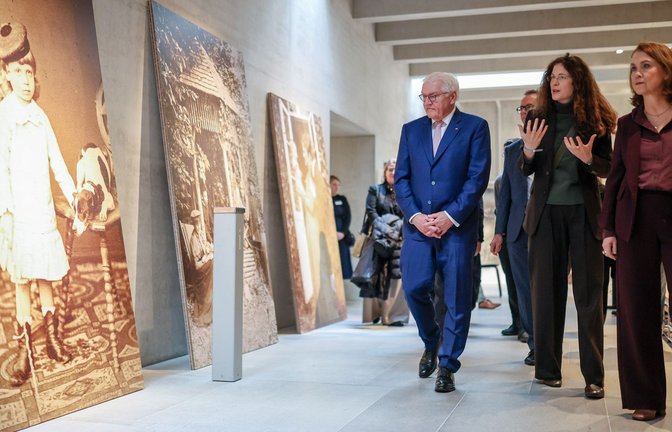 Hoher Besuch im Literaturmuseum der Moderne: Bundespräsident Frank-Walter Steinmeier mit der Leiterin des Deutschen Literaturarchivs, Sandra Richter, und der baden-württembergischen Kunst- und Wissenschaftsministerin Petra Olschowski (rechts)<span class='image-autor'>Foto: Christoph Schmidt</span>