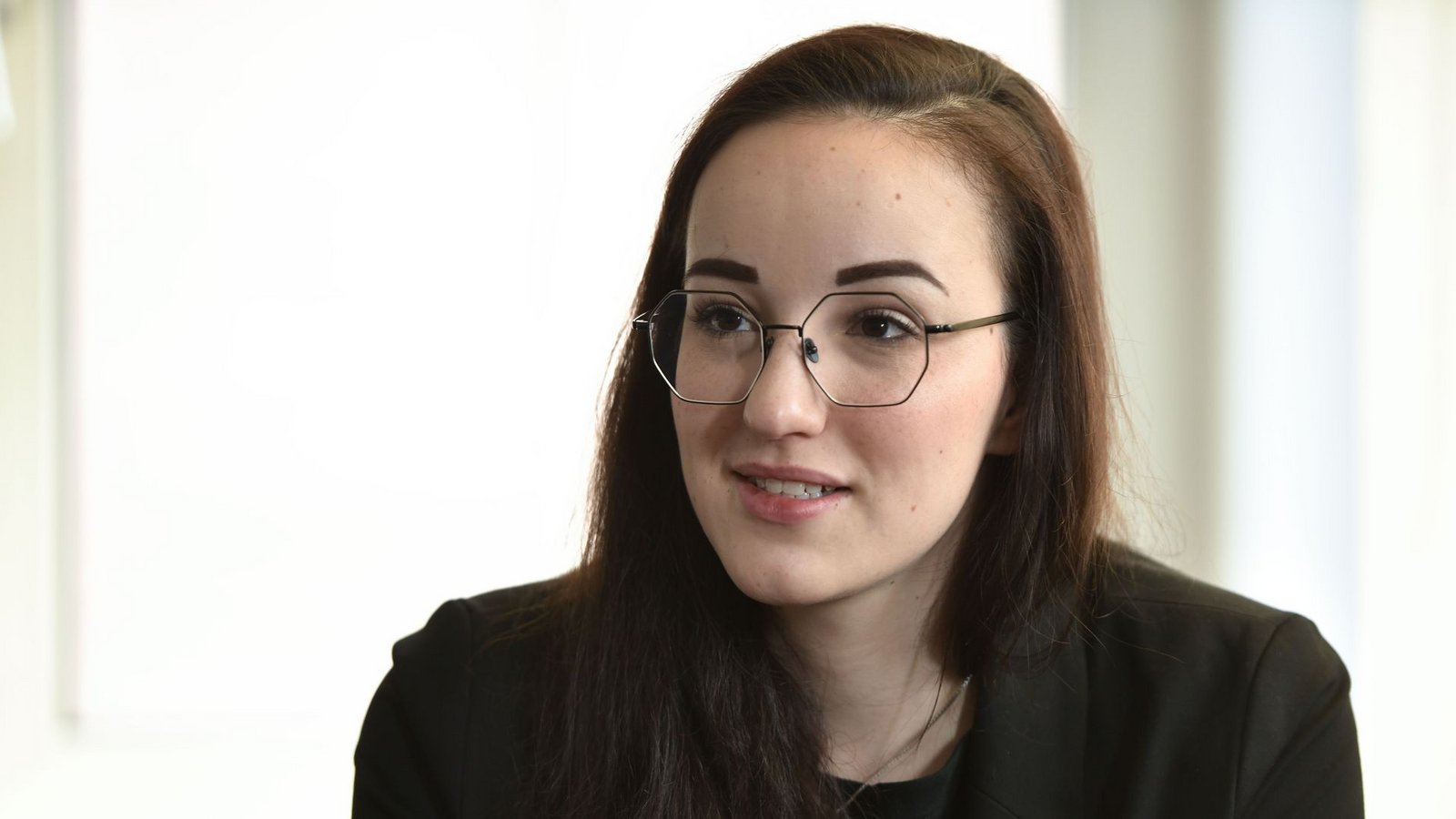 Alena Trauschel, FDP-Landtagsabgeordnete: „Man muss Herrn Kretschmann zugutehalten, dass er im Zweifel bei Haushaltsfragen Klimaschutz und Bildung an erste Stelle setzen würde. Über die Frage nach dem „Wie“ lässt sich aber trefflich streiten, da könnte er ruhig öfter auf die Liberalen hören.“Foto: LICHTGUT/Leif Piechowski/Leif Piechowski Alena Trauschel, FDP-Landtagsabgeordnete: „Man muss Herrn Kretschmann zugutehalten, dass er im Zweifel bei Haushaltsfragen Klimaschutz und Bildung an erste Stelle setzen würde. Über die Frage nach dem „Wie“ lässt sich aber trefflich streiten, da könnte er ruhig öfter auf die Liberalen hören.“Foto: LICHTGUT/Leif Piechowski/Leif Piechowski