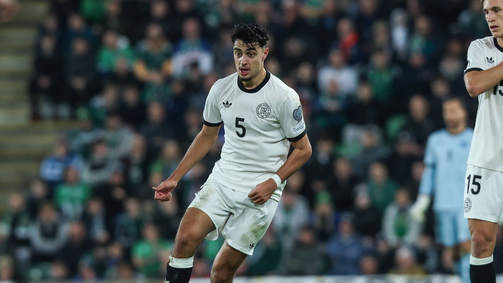 Aleksandar Pavlovic (Note 3): Viele Verletzungen warfen den Rohdiamanten des FC Bayern in der jüngeren Vergangenheit zurück. Jetzt ist der Mittelfeldspieler wieder zurück und durfte zum zweiten Mal nacheinander von Anfang an ran in der DFB-Elf. In Belfast zeigte er eine solide Leistung – nicht mehr und nicht weniger. Versuchte Struktur ins deutsche Aufbauspiel zu bringen, was gegen die bissigen Männer in grün nicht immer glückte.Foto: IMAGO/Nico Herbertz