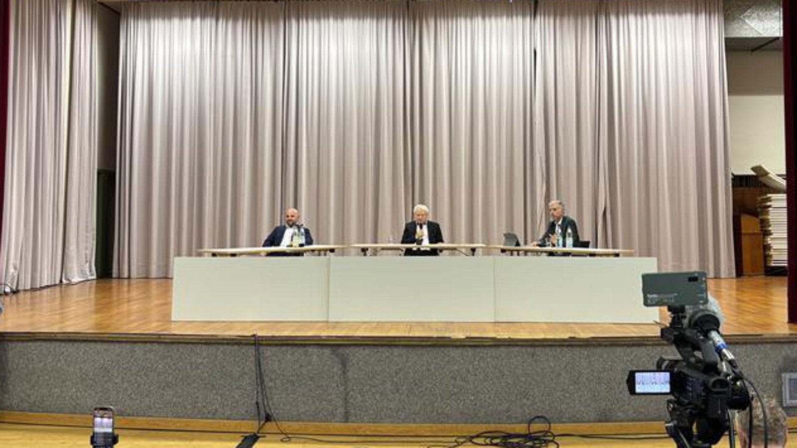 Das Streitgespräch beginnt mit zehn Minuten Verspätung.Foto: StZN/Florian Dürr