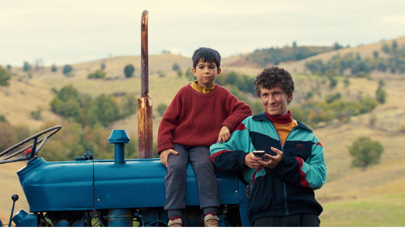Geschwisterliebe: Ahmet (Arif Jakup, rechts) und sein kleiner Bruder Naim (Agush Agushev, links) gehen gemeinsam durch dick und dünn.Foto: Neue Visionen Filmverleih